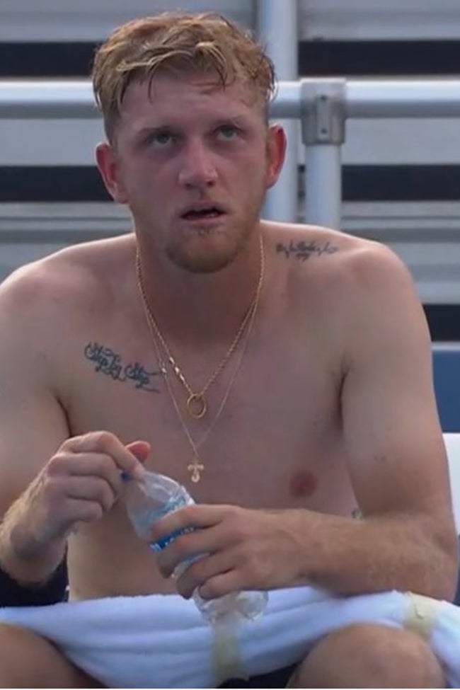 Alejandro Davidovich, sin camiseta y abrasado por el calor en Cincinnati en un descanso.